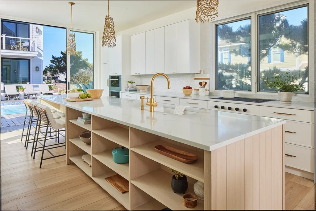 Kitchen with access to the pool